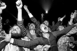 Thousands Of Americans Scream At The Sky To Mark Trump Anniversary Thousands Of Americans Scream At The Sky To Mark Trump Anniversary