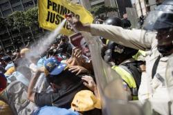 Gunfire Breaks Out As Venezuela National Guard Clash With Anti-Maduro Protesters Gunfire Breaks Out As Venezuela National Guard Clash With Anti-Maduro Protesters