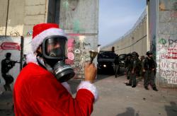 Palestinian Santas Clash With Israeli Forces On Christmas In Bethlehem